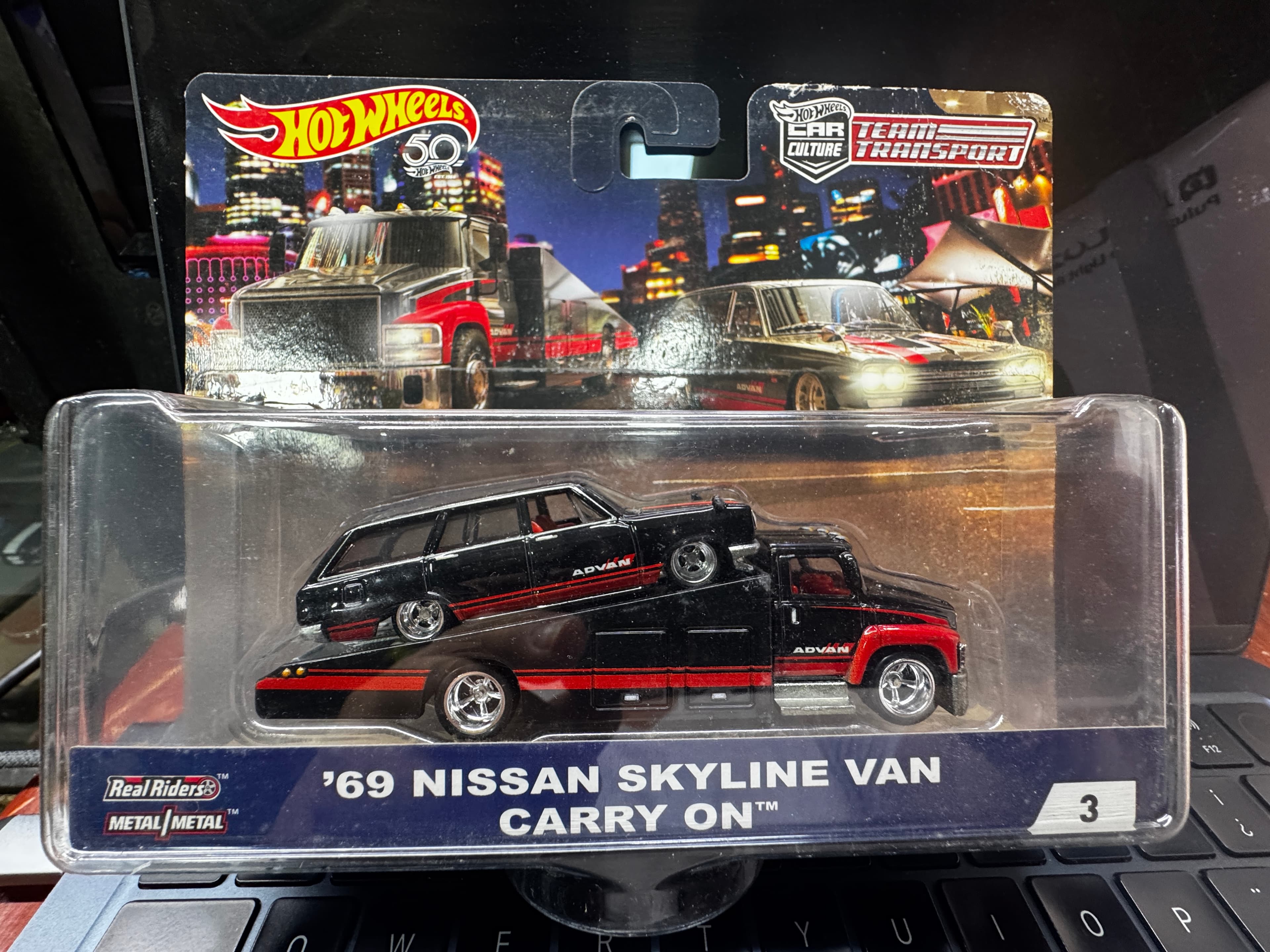 Hot Wheels Team Transport 69 Nissan Skyline Van / Carry On